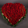 Grand cœur de roses rouges