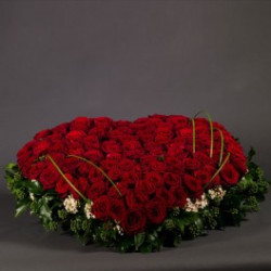 Grand cœur de roses rouges