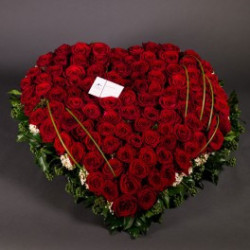 Grand cœur de roses rouges
