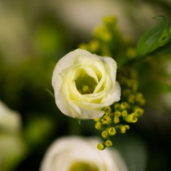 Coussin conique ton jaune et blanc